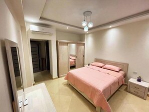 2 quartos, ferros/tábuas de passar roupa, Wi-Fi, roupa de cama