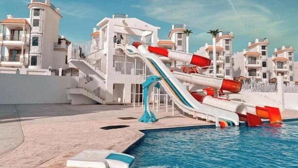 Et poolområde med vandrutsjebane og pool.