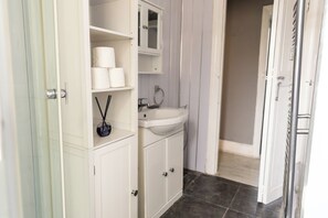 Shower, towels - Victoria Road Retreat - Charming 2 Bedroom House (Barnsley)