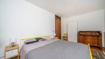 2 Schlafzimmer, Bügeleisen/Bügelbrett