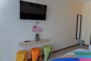Chambre triple Confort | Literie de qualité, système d’insonorisation, accès au Wi-Fi (inclus)