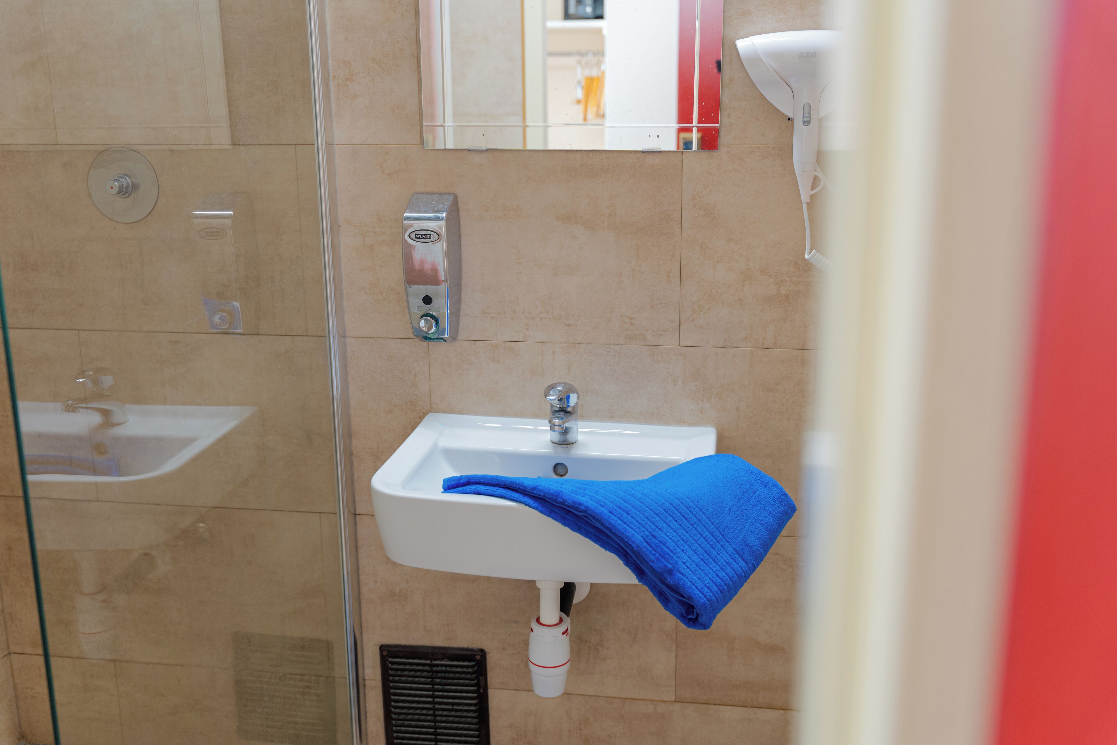 Ducha, secador de pelo, toallas, jabón