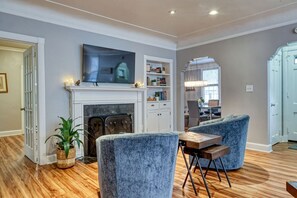 TV, books, offices - Baldwin Park Retreat | Pet-friendly | 30+ Nights (Savannah)