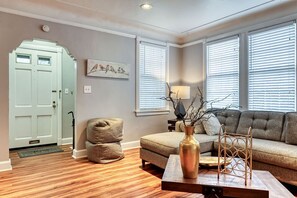 TV, books, offices - Baldwin Park Retreat | Pet-friendly | 30+ Nights (Savannah)