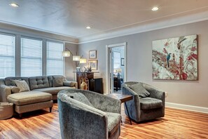 TV, bøker og kontorer