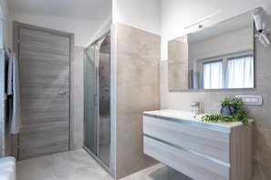 Shower, hair dryer, towels