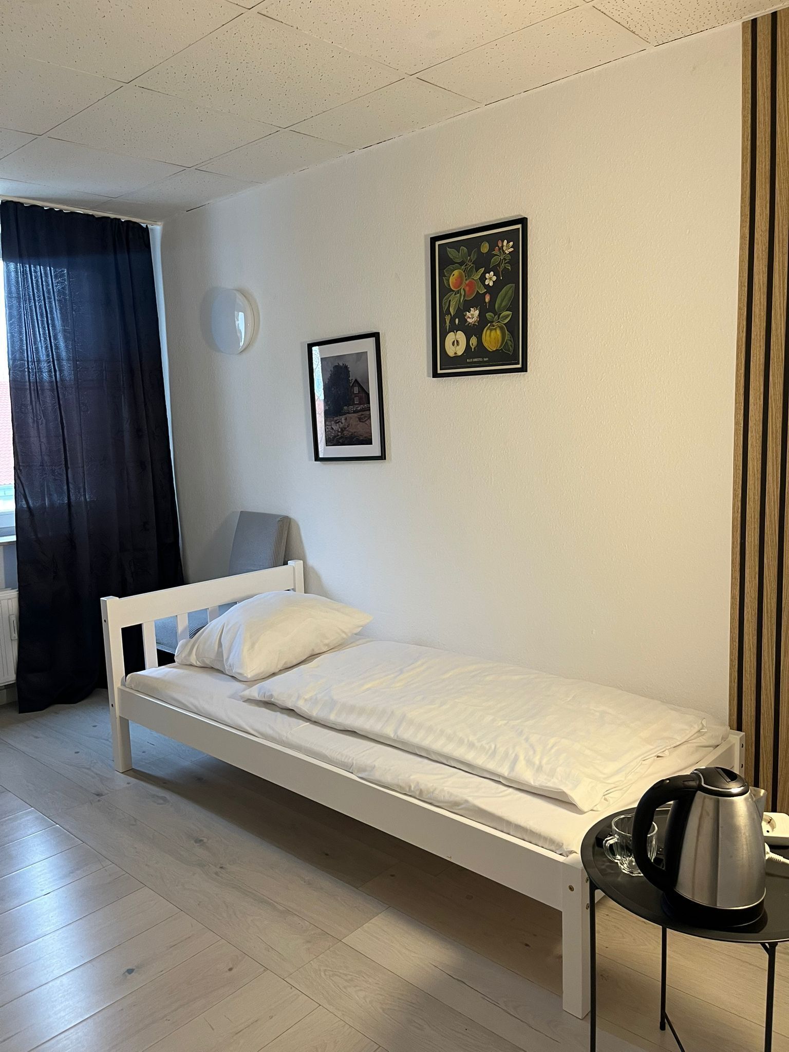 Basic Single Room | Desk