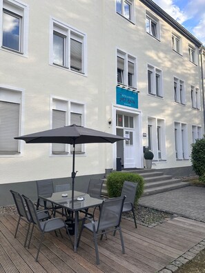 Outdoor dining - Art Rock Airport Hotel (Cologne)