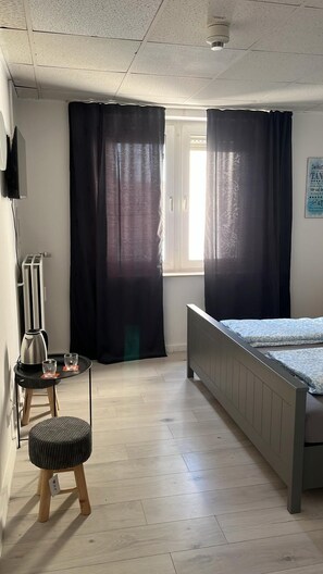 Basic Tek Büyük veya İki Ayrı Yataklı Oda | Masa 