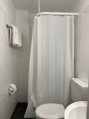 Basic Double or Twin Room | Bathroom | Shower, soap, shampoo, toilet paper - Art Rock Airport Hotel (Cologne)