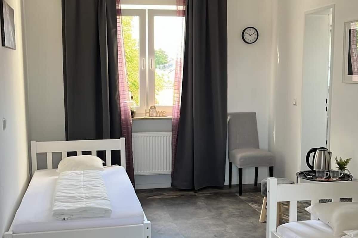 Basic-Doppel- oder -Zweibettzimmer