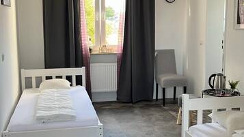 Habitación básica con 1 cama matrimonial o 2 individuales | Escritorio
