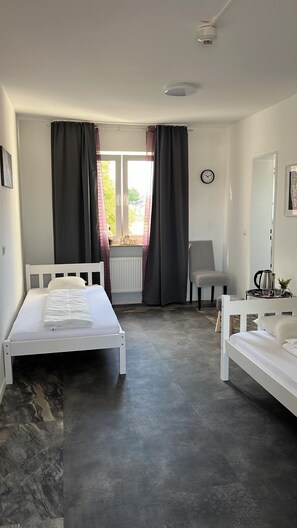 Basic Tek Büyük veya İki Ayrı Yataklı Oda | Masa 