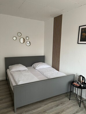 Basic Double or Twin Room | Desk - Art Rock Airport Hotel (Cologne)