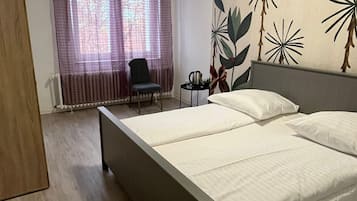 Eenvoudige kamer, 1 twee- of 2 eenpersoonsbedden | Een bureau