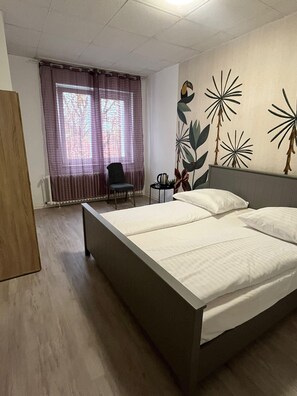 Basic Double or Twin Room | Desk