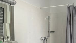 Une salle de bain moderne équipée de toilettes, d’un lavabo et d’une douche.