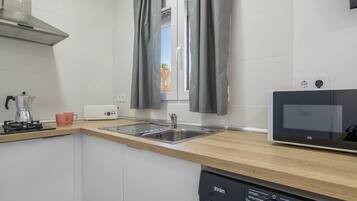 Réfrigérateur, micro-ondes, plaque de cuisson, lave-vaisselle