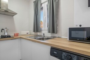 Réfrigérateur, micro-ondes, plaque de cuisson, lave-vaisselle
