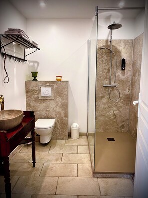 Douche, sèche-cheveux, serviettes fournies, savon