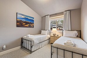 3 Schlafzimmer, Schreibtisch, Bügeleisen/Bügelbrett, Reisekinderbett