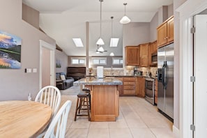 Fridge, microwave, oven, stovetop - Happy House - Cozy Family Home (Baker City)
