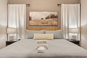 3 chambres, bureau, fer et planche à repasser, lit de bébé portatif