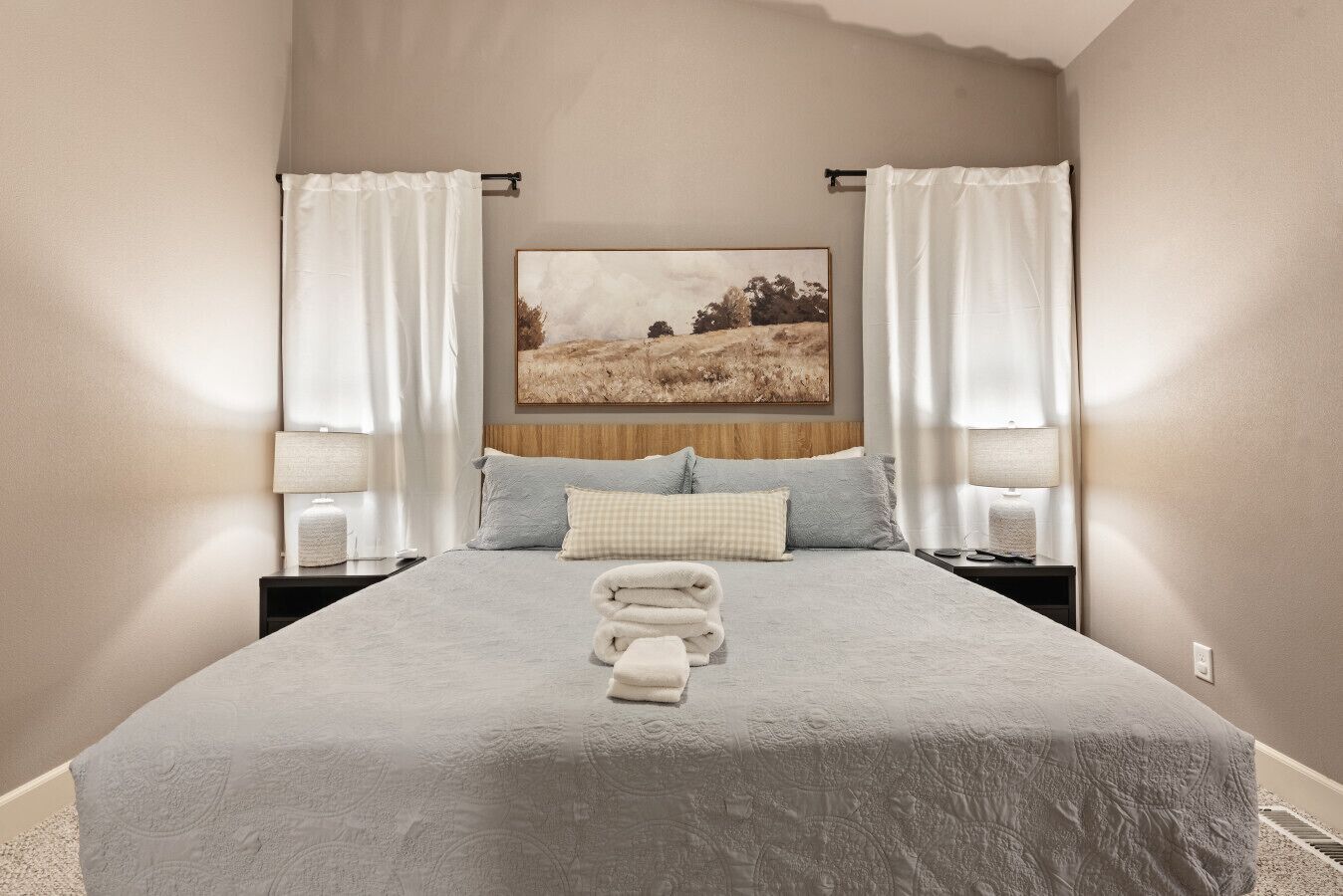 3 quartos, escrivaninha, ferros/tábuas de passar roupa, berço de viagem