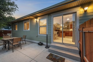 Outdoor dining - Happy House - Cozy Family Home (Baker City)
