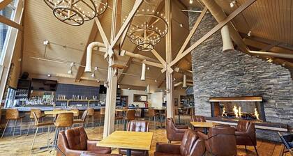 Alpine Room with Sauna & Steam Room Access Near Mammoth Ski Adventures