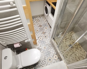 Douche, sèche-cheveux, serviettes fournies, savon