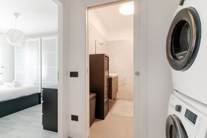 Interior - Cozy 50m2 apartment with balcony, located on the seventh floor of a building with a lift, in a residential context surrounded by greenery.The area is very quiet and well connected thanks to local public transport: a 10-minute walk away is the M1 Rossa B (Milano)