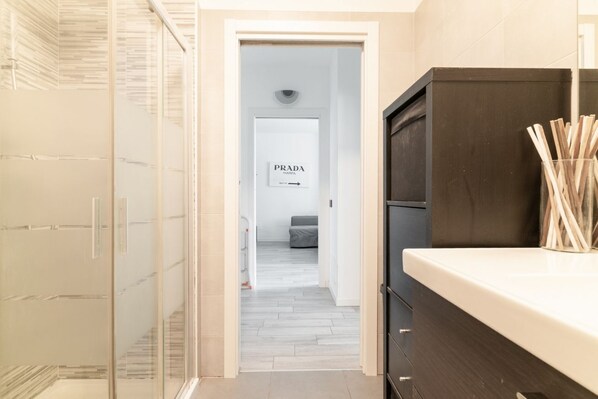 Interior - Cozy 50m2 apartment with balcony, located on the seventh floor of a building with a lift, in a residential context surrounded by greenery.The area is very quiet and well connected thanks to local public transport: a 10-minute walk away is the M1 Rossa B (Milano)