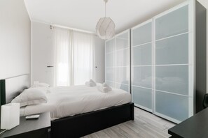1 chambre, fer et planche à repasser