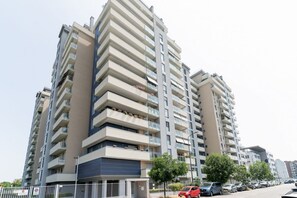 Exterior - Cozy 50m2 apartment with balcony, located on the seventh floor of a building with a lift, in a residential context surrounded by greenery.The area is very quiet and well connected thanks to local public transport: a 10-minute walk away is the M1 Rossa B (Milano)