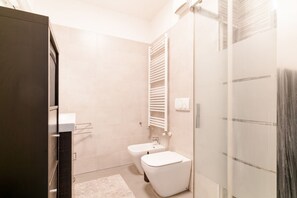 Douche, sĂšche-cheveux, bidet, serviettes fournies