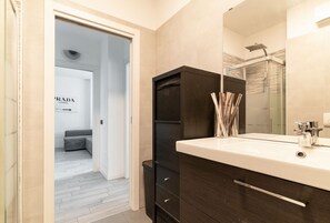 Douche, sèche-cheveux, bidet, serviettes fournies
