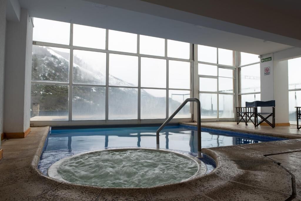 室内游泳池，季节性开放的室外游泳池