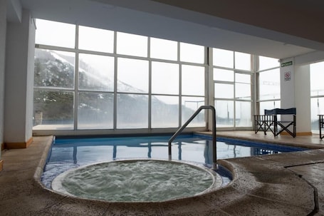 Una piscina techada, una piscina al aire libre de temporada