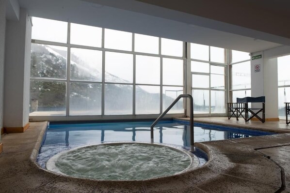 Una piscina cubierta, una piscina al aire libre de temporada