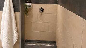 Dusche, Haartrockner, Handtücher