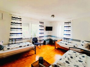 4 habitaciones, tabla de planchar con plancha, wifi y ropa de cama 