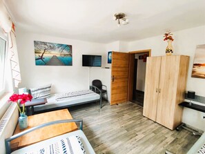 4 bedrooms, iron/ironing board, WiFi, bed sheets