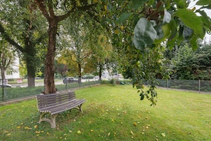 Property grounds - Holiday Home 'Bailey' with Private Garden, Balcony and Wi-Fi (Laupheim)