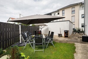 Outdoor dining - Apartment 'Near the Center' with Private Garden, Balcony and Wi-Fi (Laupheim)