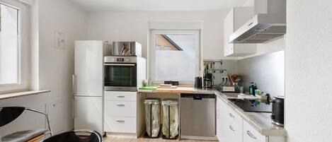 Kühlschrank, Mikrowelle, Ofen, Herdplatte