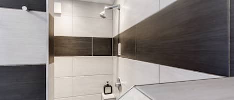 Douche, sĂšche-cheveux, serviettes fournies