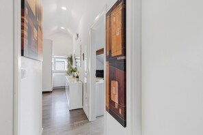 Interior - Rooms 'Quiet Rooms in Shared Apartment' with Private Garden, Balcony and Wi-Fi (Laupheim)