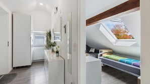 Een modern interieur met een kitchenette, een bed met uitzicht en een dakraam.
