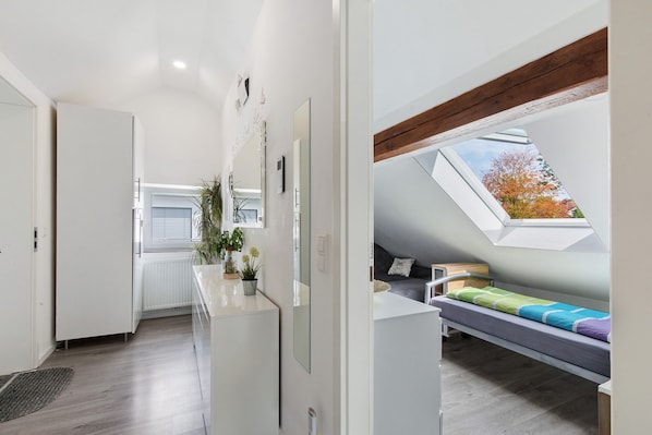 Un interior moderno con kitchenette, una cama con vistas y un tragaluz.